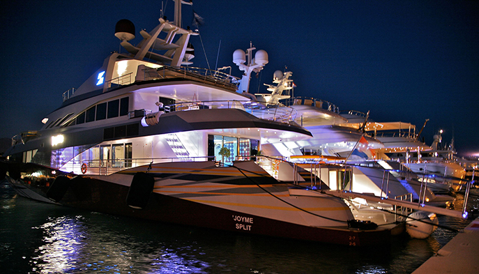 joyMe Yacht by night - all lights turned on